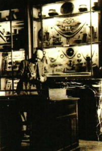 Édouard Salin dans sa salle d'illusion au Château de Montaigu, 1949
